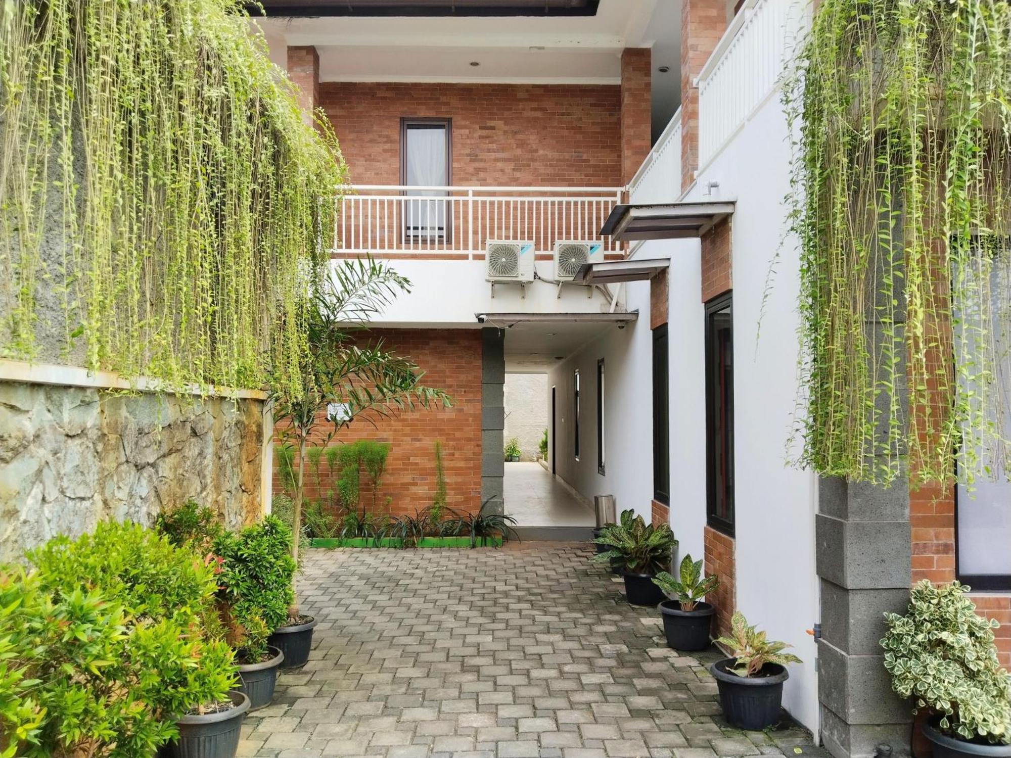 Hotel Dejati House Bekasi Exterior foto