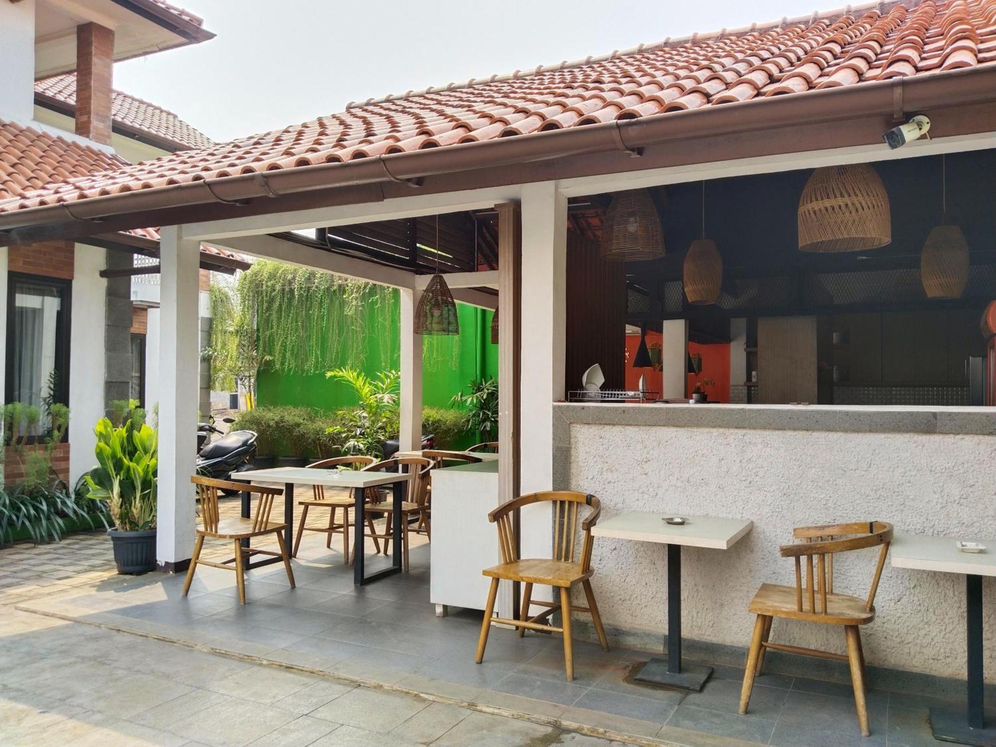 Hotel Dejati House Bekasi Exterior foto
