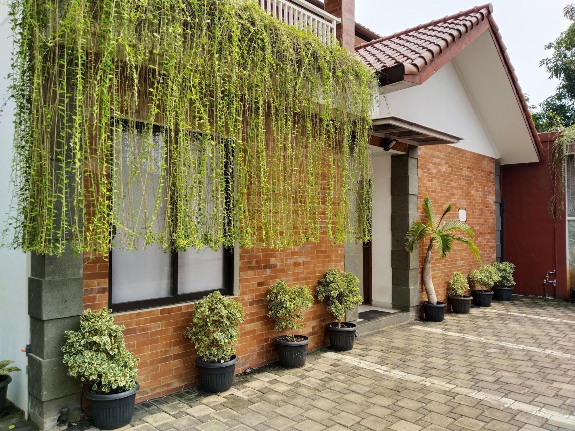 Hotel Dejati House Bekasi Exterior foto