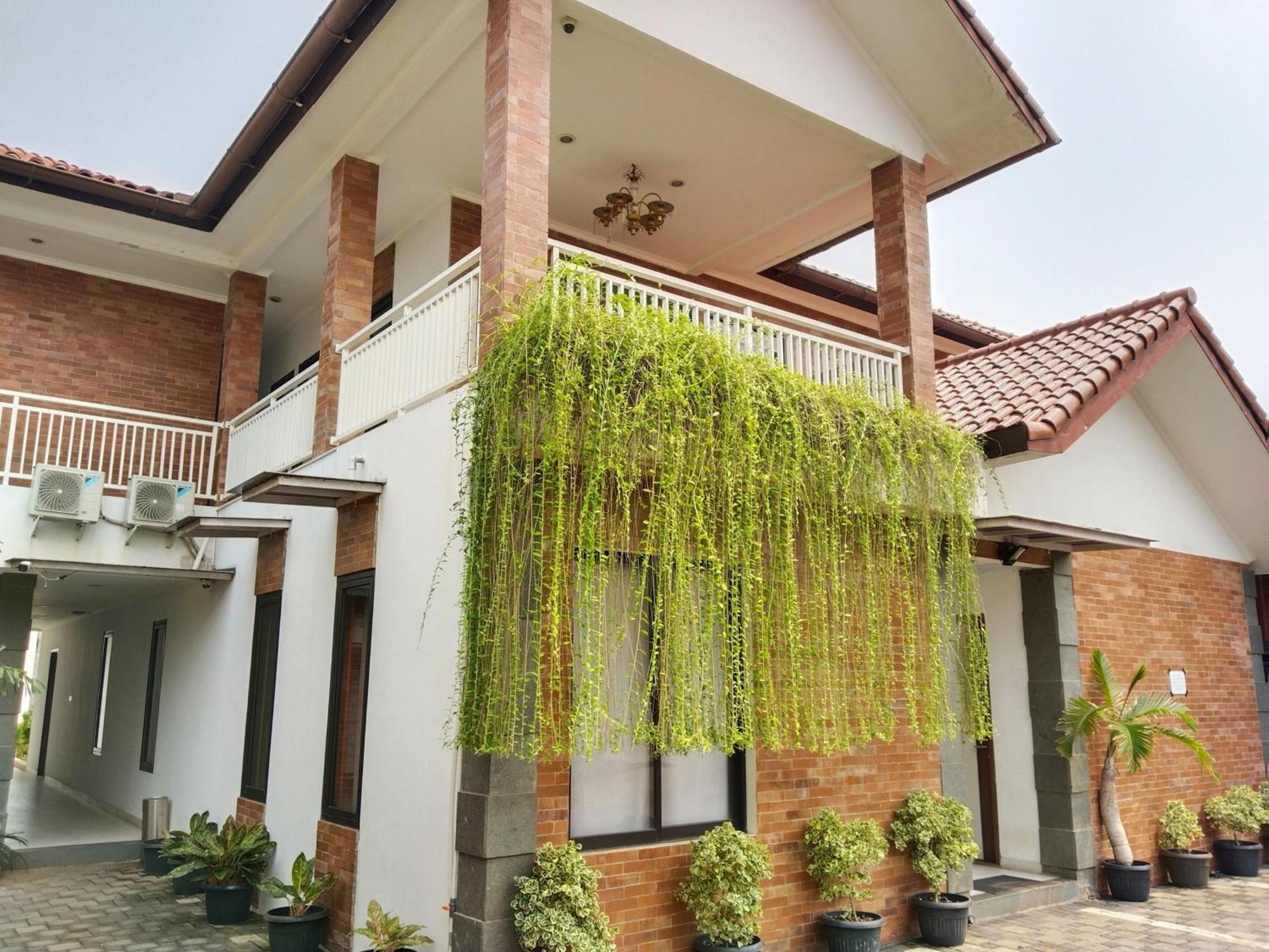 Hotel Dejati House Bekasi Exterior foto